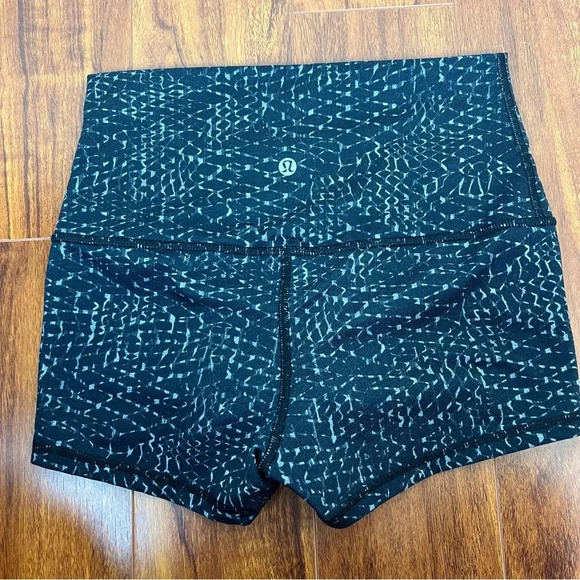 Lululemon High Rise Fold Over Boogie Bike Shorts Size 2 - Picture 1 of 5